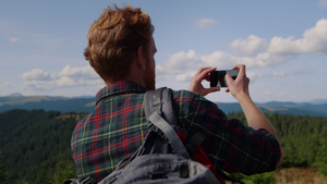 在山顶拍摄的男性摄影师23秒视频