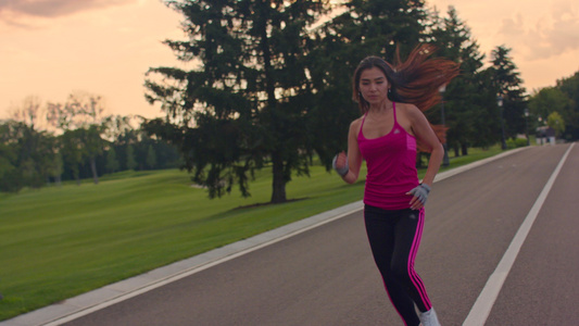 女性在公路上跑步健身运动视频