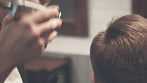 理发师第一视角给男性顾客修剪头发10秒视频