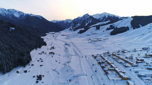 雪山峡谷村庄日出视频