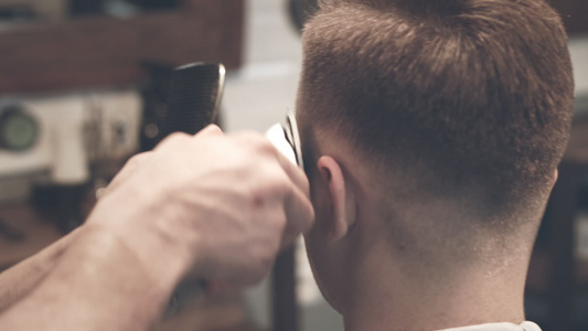理发师第一视角给男性顾客修剪头发视频