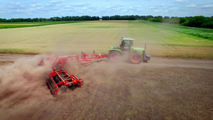 高科技农田机械化耕地作业8秒视频