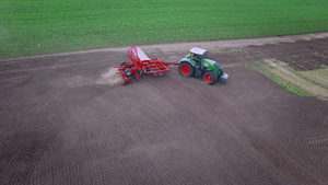 高科技农田机械化耕地作业14秒视频
