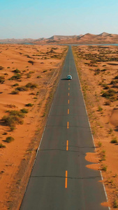 航拍车辆在腾格里沙漠公路行驶阿拉善盟视频