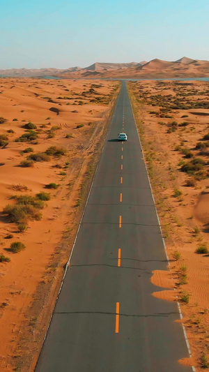 航拍车辆在腾格里沙漠公路行驶阿拉善盟15秒视频