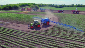 现代化机器浇灌农田14秒视频