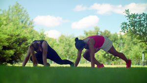 女孩们在草地上做热身运动24秒视频