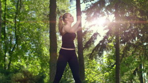 女孩在树林里做准备运动13秒视频