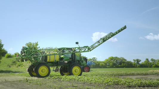 农耕机器准备浇灌视频