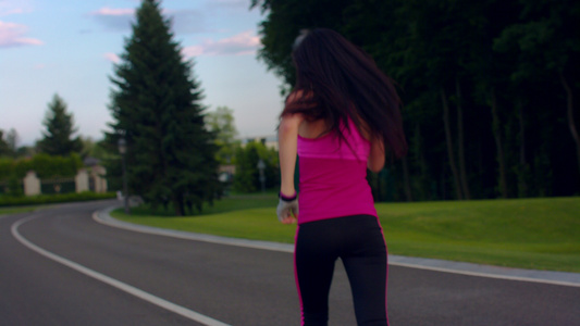 女孩跑步背影视频
