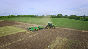 现代化农耕机器在翻耕土地10秒视频