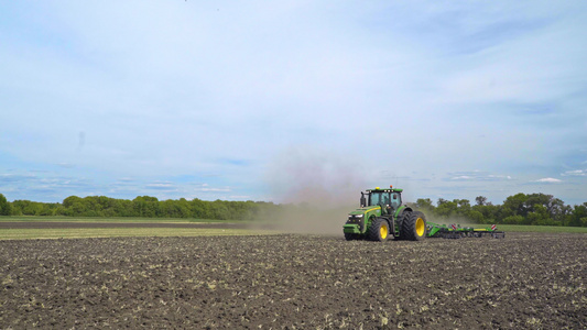 现代化机器正在翻耕土地视频