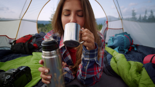 女人在帐篷里喝水视频