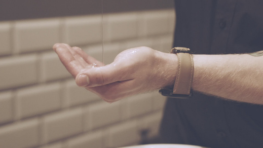 男人在手上挤上洗手液准备洗手视频