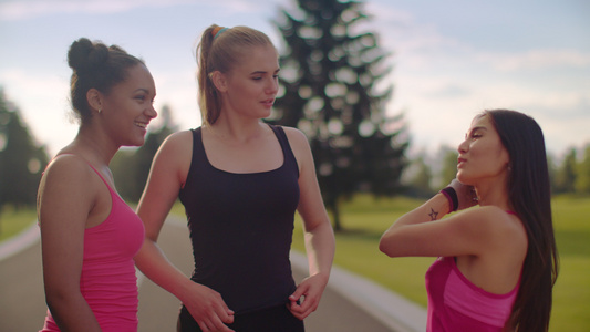 三个女人运动跑步之后聊天视频