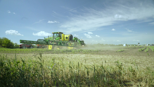 现代化机器收割农田视频