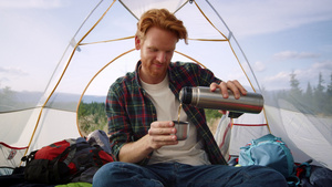 帐篷里男生在用保温杯倒水喝27秒视频