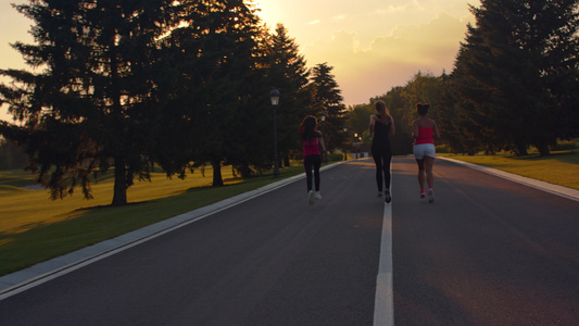 三个女生在清晨日出公园里奔跑锻炼视频