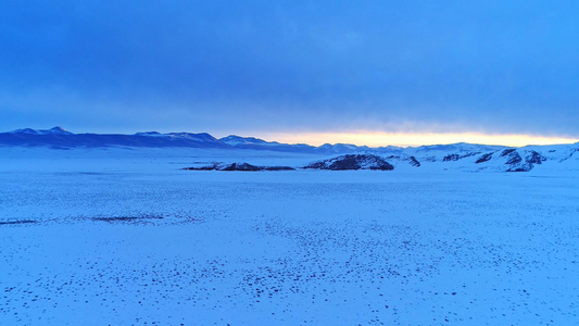 清晨雪山雪景航拍视频