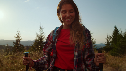 女孩户外登山视频