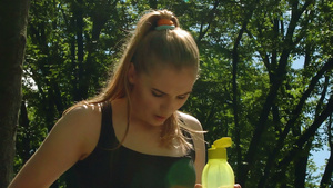 女孩在锻炼后喝水19秒视频