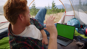 男子在帐篷里用绿幕电脑30秒视频