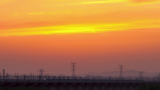 日落夕阳下飞驰的高铁动车视频