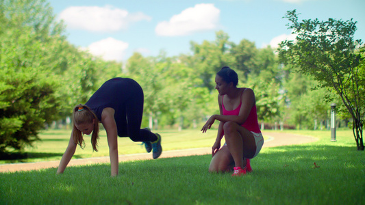 2个女生户外锻炼做瑜伽视频