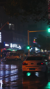 雨夜红绿灯交通车流夜晚交通十字路口夜晚车辆视频