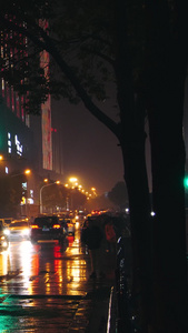 雨夜红绿灯交通车流夜晚交通十字路口雨中红绿灯视频