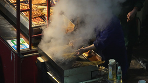 慢镜头升格拍摄城市夜景美食街烧烤摊烟雾街景4k素材62秒视频