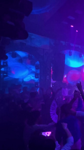 城市酒吧音乐蹦迪现场灯光气氛疯狂舞蹈的人群素材灯光素材视频