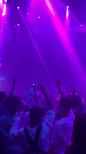 城市酒吧音乐蹦迪现场灯光气氛疯狂舞蹈的人群素材跳舞素材视频