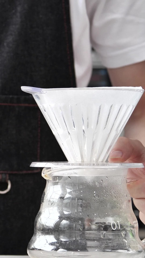 咖啡粉倒入滤纸倒咖啡粉25秒视频