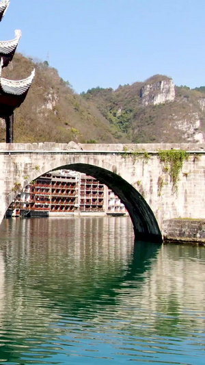 低空穿桥航拍贵州镇远古镇舞阳河两岸建筑5A景区51秒视频