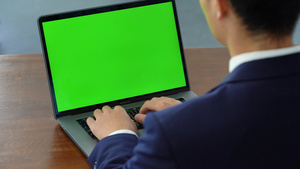 4k商务办公男士背影使用绿幕笔记本视频抠像27秒视频