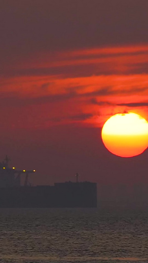 海上晚霞落日大太阳特写日月星辰8秒视频