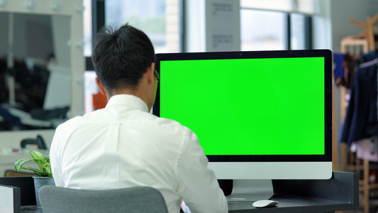 4k商务人士背影使用绿幕电脑视频抠像视频