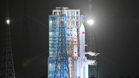 海南文昌火箭发射基地长征五B载着遥感卫星夜晚加注燃料实拍视频