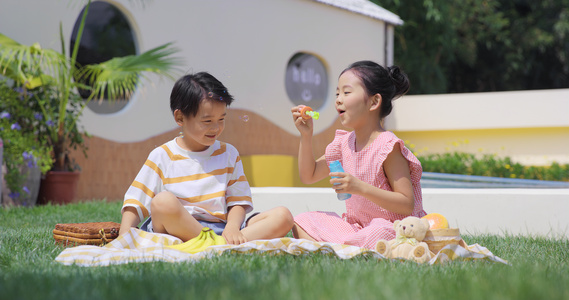 8K小女孩夏日草地上吹泡泡视频