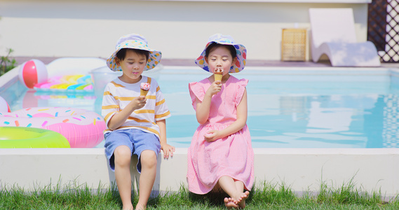 8K夏日孩童泳池边吃冰淇淋[酷夏]视频