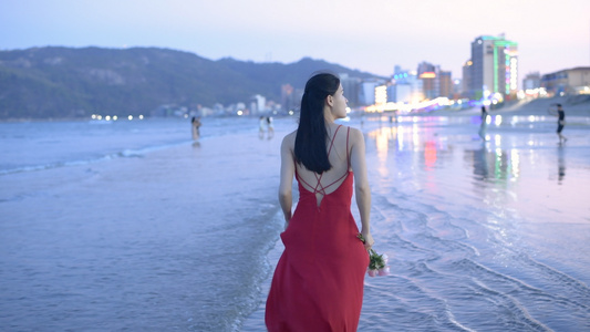 海边散步的少女4K[遛弯儿]视频