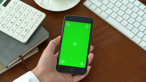 4k手拿绿幕手机展示视频抠像9秒视频