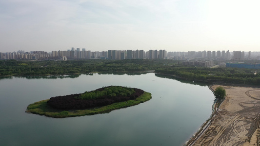 航拍郑州北龙湖浪漫心形小岛爱心形状人工岛视频