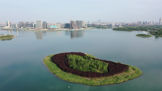 航拍郑州北龙湖浪漫心形小岛爱心形状人工岛视频