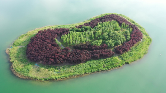 航拍郑州北龙湖浪漫心形小岛爱心形状人工岛视频