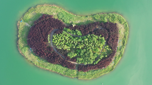 航拍郑州北龙湖浪漫心形小岛爱心形状人工岛视频