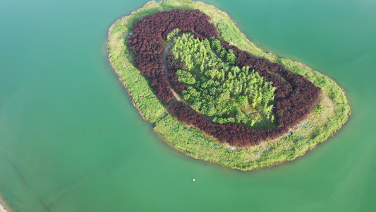 航拍郑州北龙湖浪漫心形小岛爱心形状人工岛视频