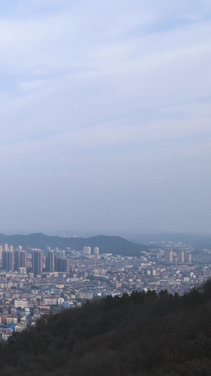 航拍山顶无人机飞过游客头顶飞向远方城市上空素材飞过头顶54秒视频
