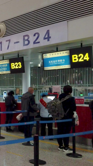 拍摄石家庄正定国际机场排队办理登记手续的乘客【该视频无肖像权，请勿商用】候机厅49秒视频